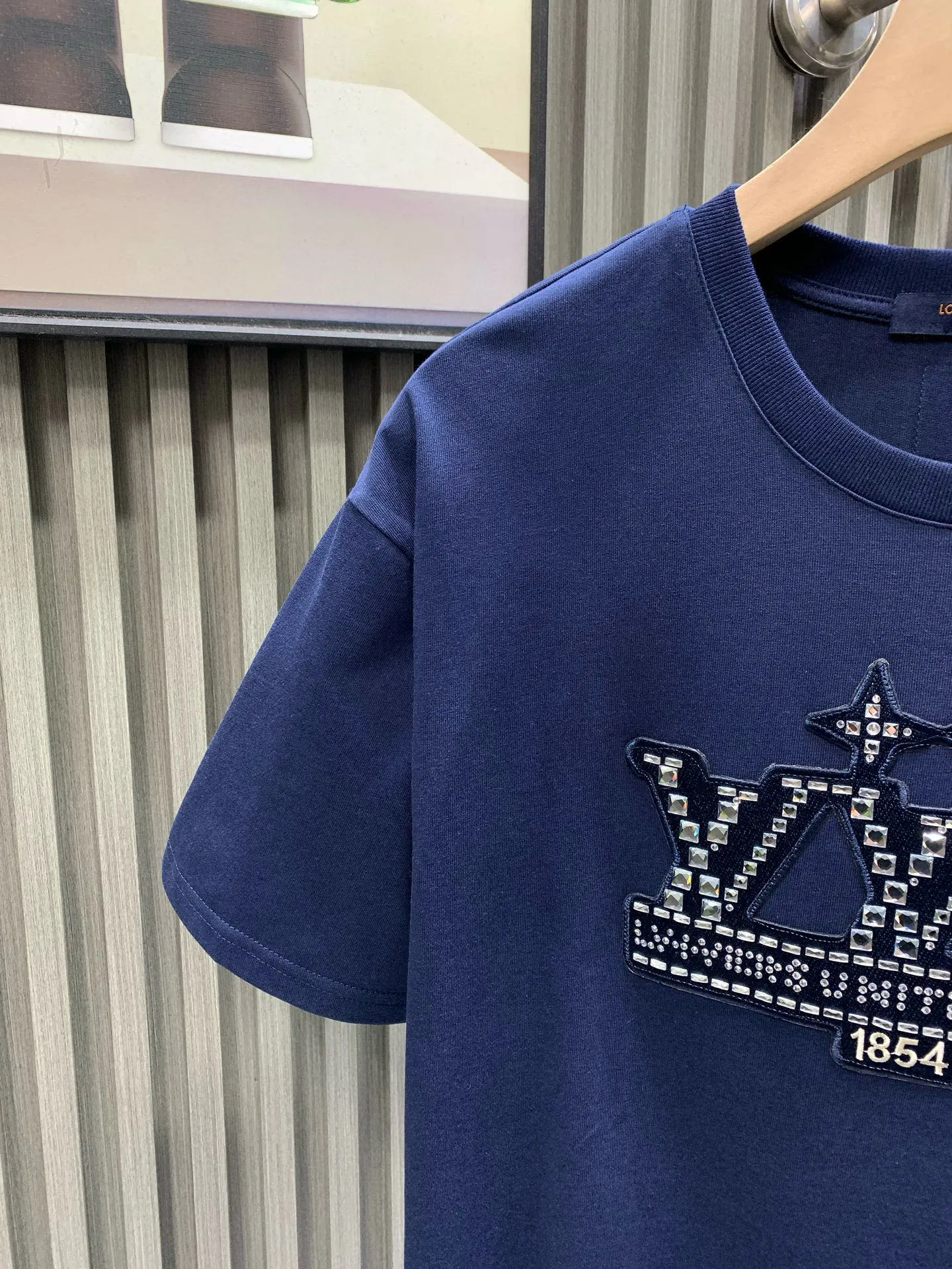 🅿️240 🀄️ Louis Vuitton 1V 2025 new style 1854 diamond letter cotton short sleeves 32-count fine cotton plain fabric is made of combed cotton after a special process. Its fibers are more slender and neat. Therefore, the texture and durability of the fabric are significantly improved. The pure cotton material has excellent moisture absorption. The plain fabric is soft to the touch and comfortable to wear. The fiber structure of combed cotton is tighter. Therefore, the fabric made has better wear resistance and is not easy to pill or deform. The flowers are positioned and embellished with patterns. Diamond selection is to choose diamonds suitable for hot drilling. Diamond arrangement is to arrange the diamonds on the template according to the designed pattern. The diamonds are fixed on the fabric through a hot drilling machine. The color of the back glue should be uniform and consistent, and the firmness should be high. It combines the softness of silicone oil and the high-density characteristics of elastic glue. The material has excellent stretching and recovery properties and can quickly return to its original shape when subjected to external forces to maintain the integrity and clarity of the pattern.